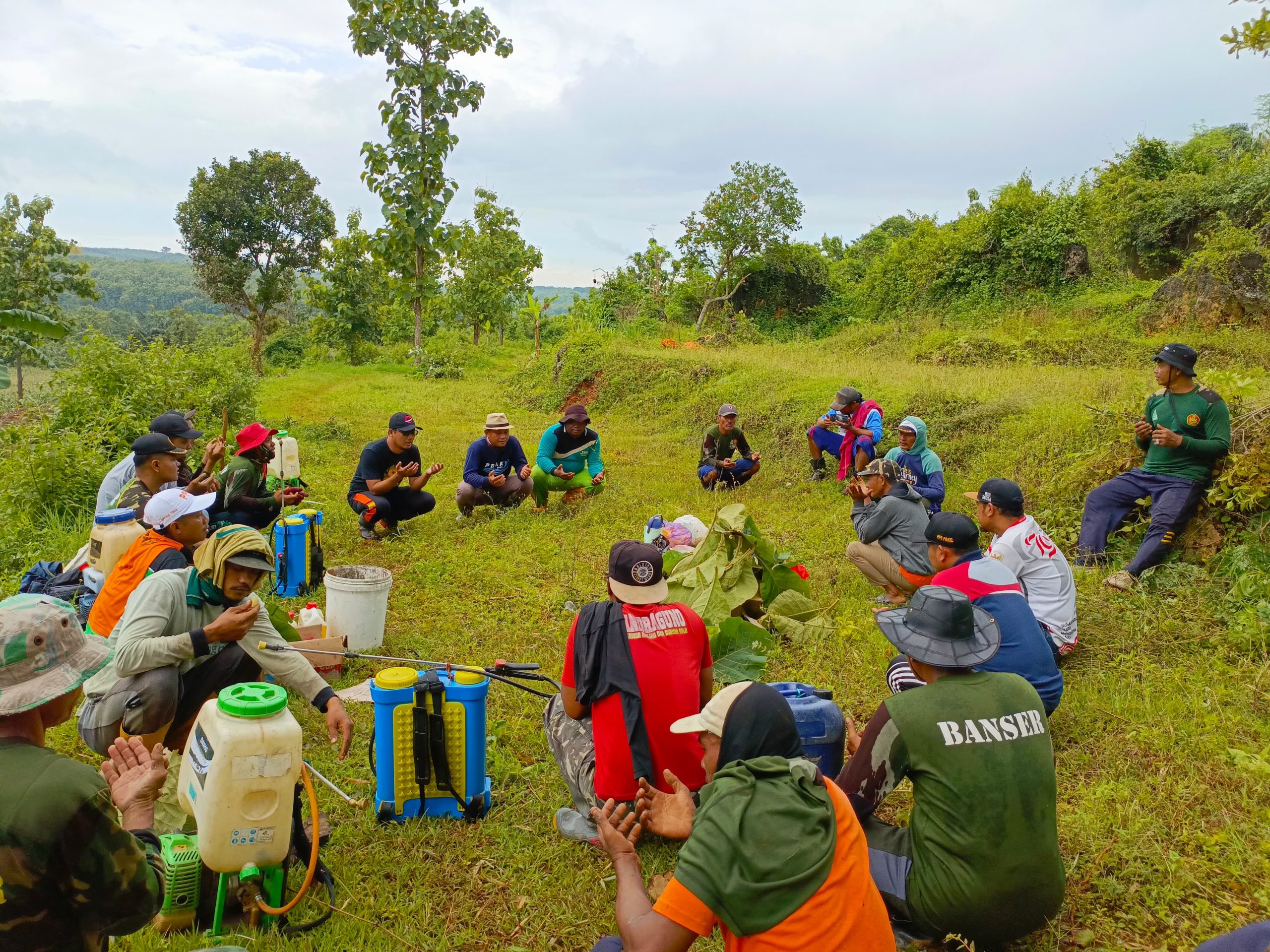 Wujudkan Kemandirian Ekonomi, Kader Ansor-Banser Montong Kompak Buka Lahan Pertanian di Desa Pakel