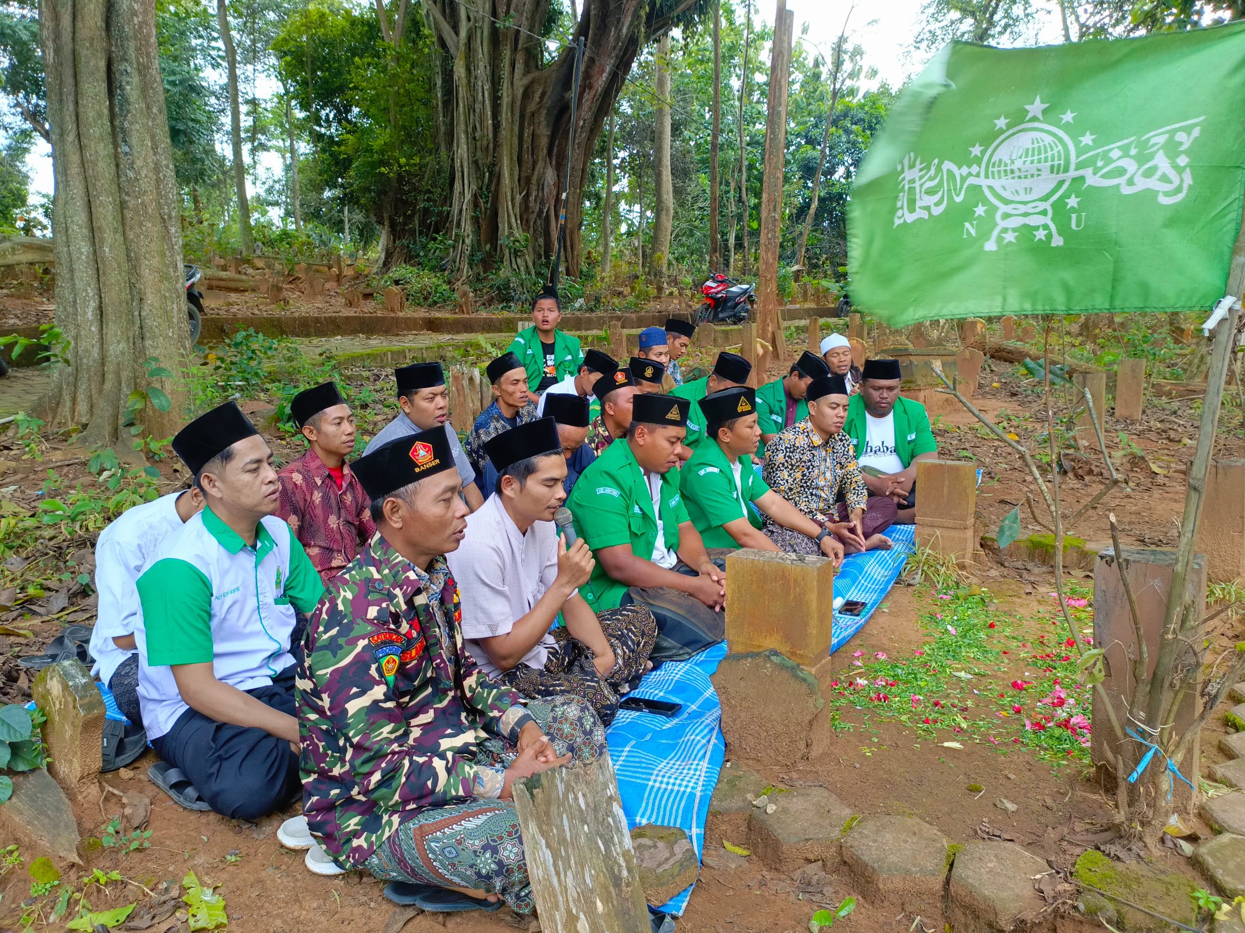 Khidmat Safari Ramadhan: PAC GP Ansor Montong Ziarahi Maqbaroh Muassis NU Montong